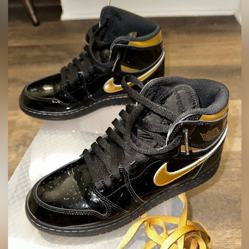 Air Jordan 1 High OG Black Metallic Gold
